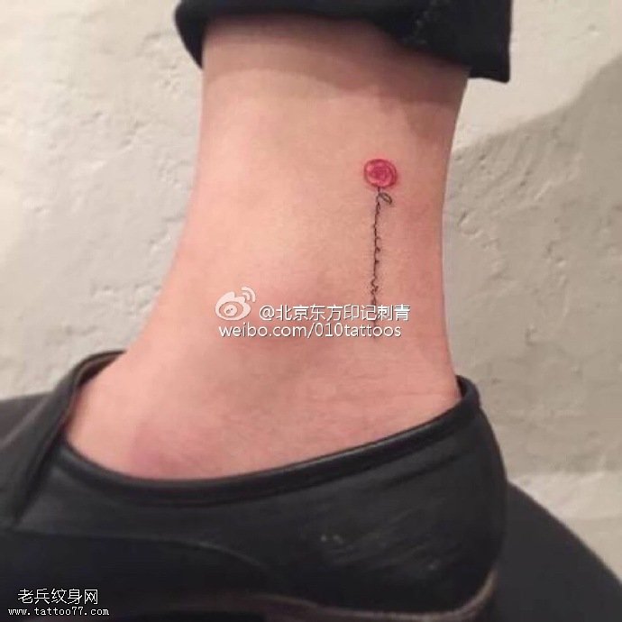 脚腕上的小花朵纹身图案