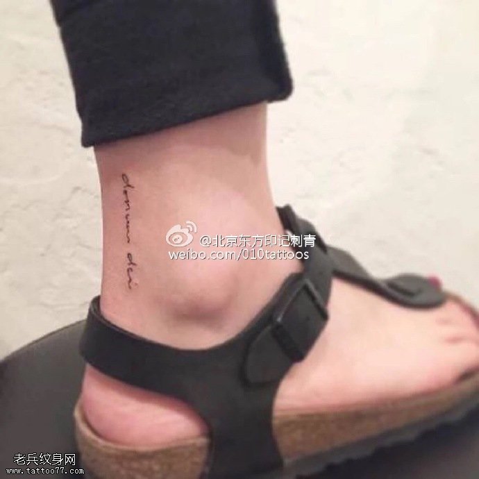 脚腕上连体小字符纹身图案