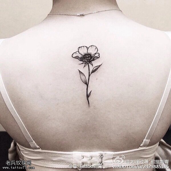 背部点刺花朵纹身图案