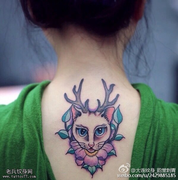 背部带角的猫纹身图案