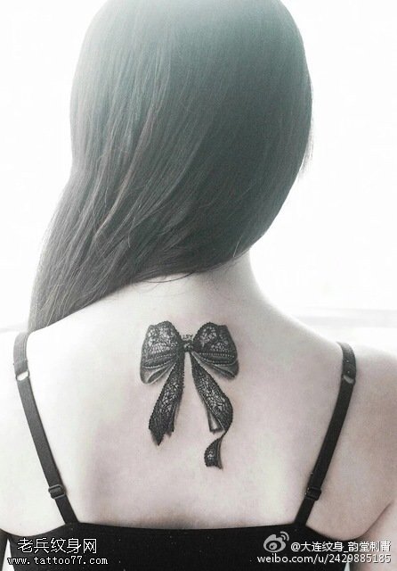 背部精致的蝴蝶结纹身图案
