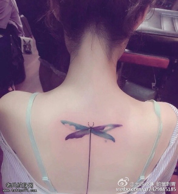 背部彩绘蜻蜓纹身图案