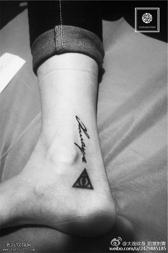 脚腕上的三角字母纹身图案