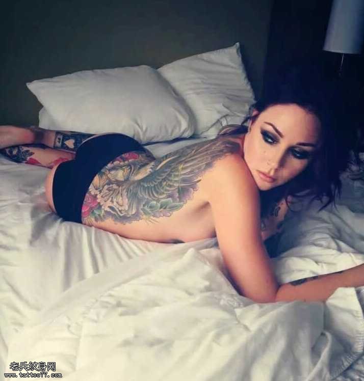 背部花朵纹身图案