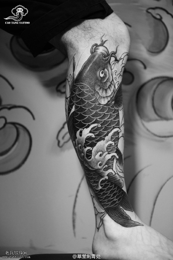 小腿的经典的锦鲤纹身图案