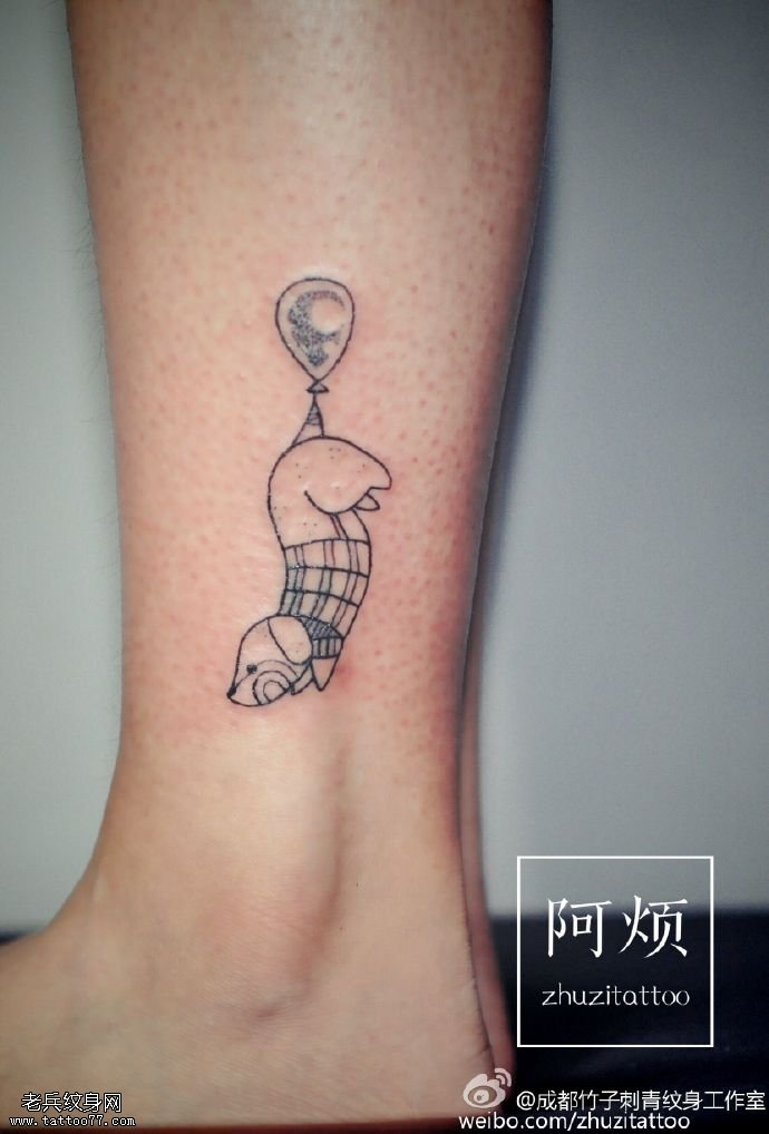 小腿的点刺狗狗纹身图案