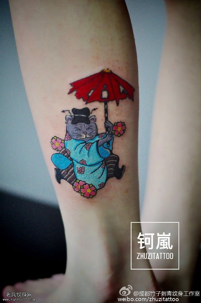 腿部打伞的龙猫纹身图案