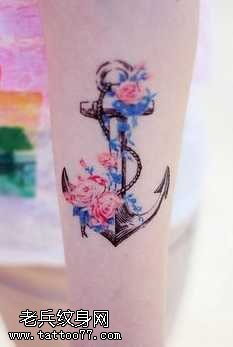 腿部彩花船锚纹身图案