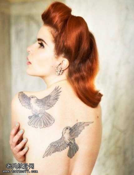 背部老鹰纹身图案