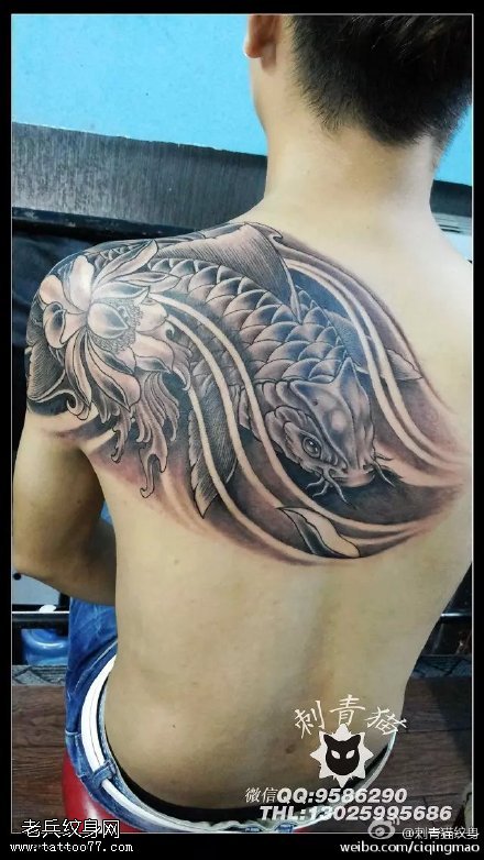 肩膀写实的莲花锦鲤纹身图案