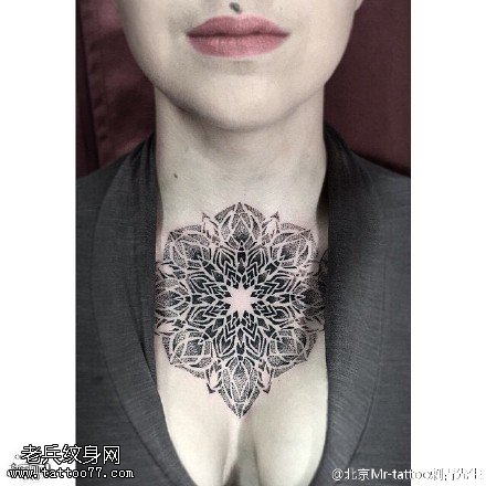美女胸前的梵花纹身图案