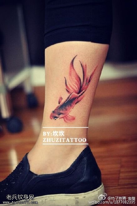 活灵活现的金鱼纹身图案