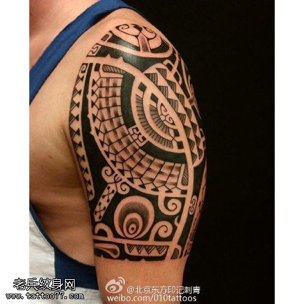 肩膀黑灰图腾纹身图案