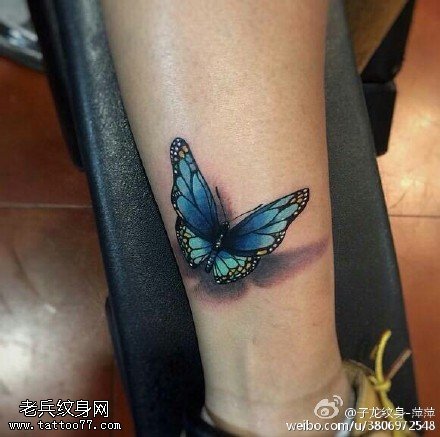 小腿上翩翩飞舞的蝴蝶纹身图案