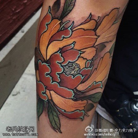 小腿大牡丹纹身图案