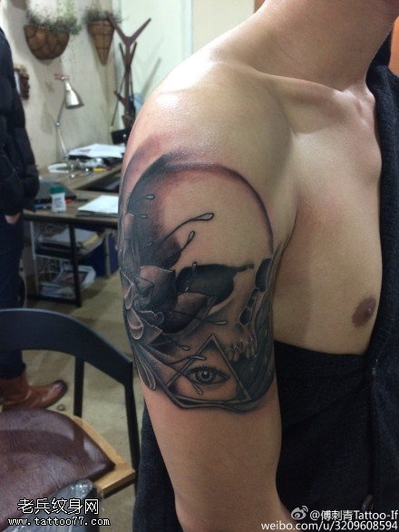肩膀的骷髅上帝眼纹身图案