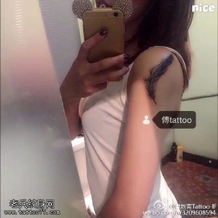 肩部精致的羽毛纹身图案