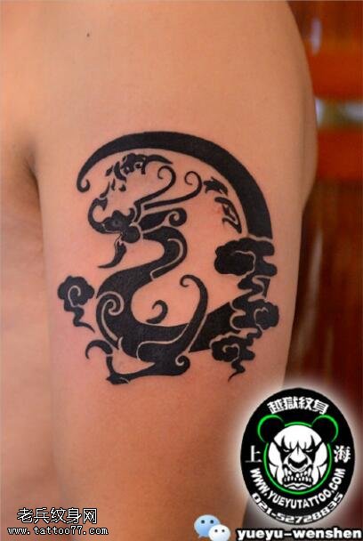 肩部的麒麟纹身图案
