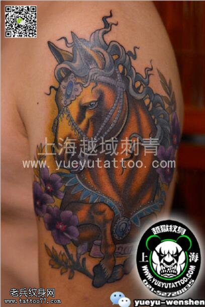 肩部的骏马纹身图案