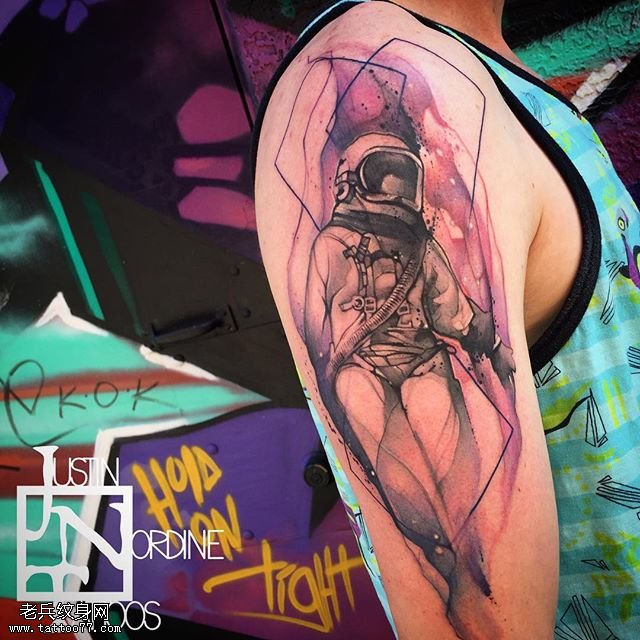 肩部水彩太空人纹身图案