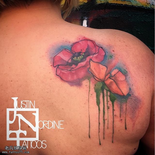肩部水彩的花纹身图案