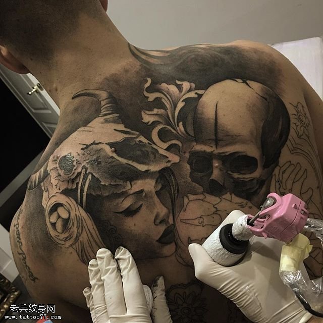 背部的羊骷髅纹身图案