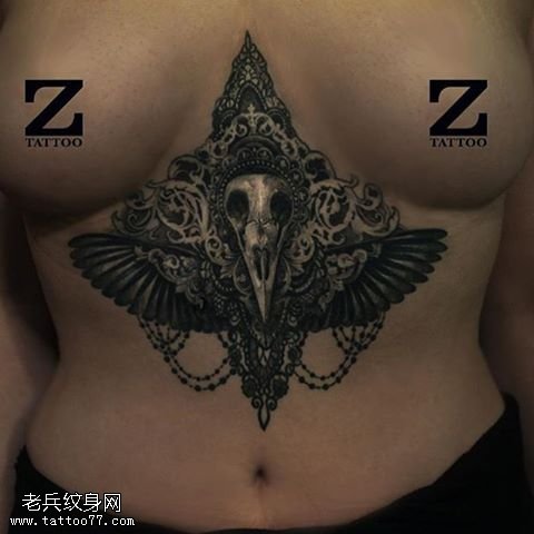 胸下的骷髅纹身图案