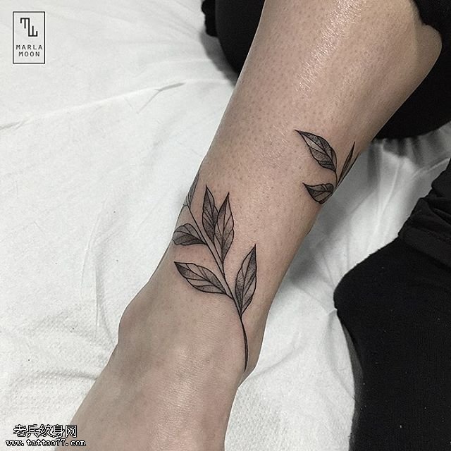 脚腕上的树叶纹身图案