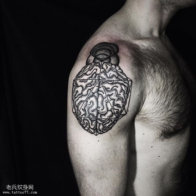 肩部点刺的大脑纹身图案