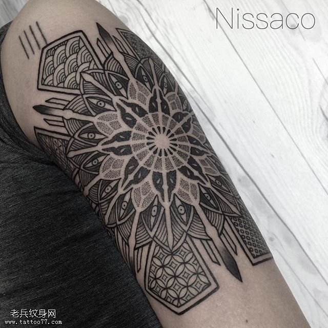 肩部点刺梵花纹身图案