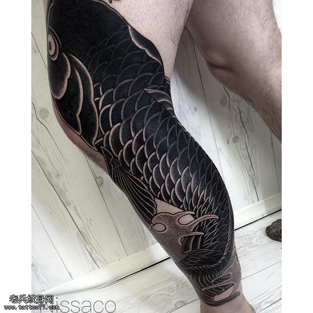 腿部一条大鲤鱼纹身图案