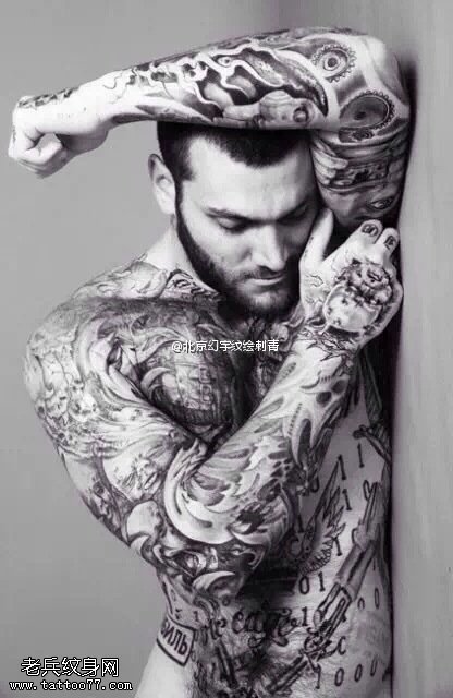 欧美时尚男子纹身图案