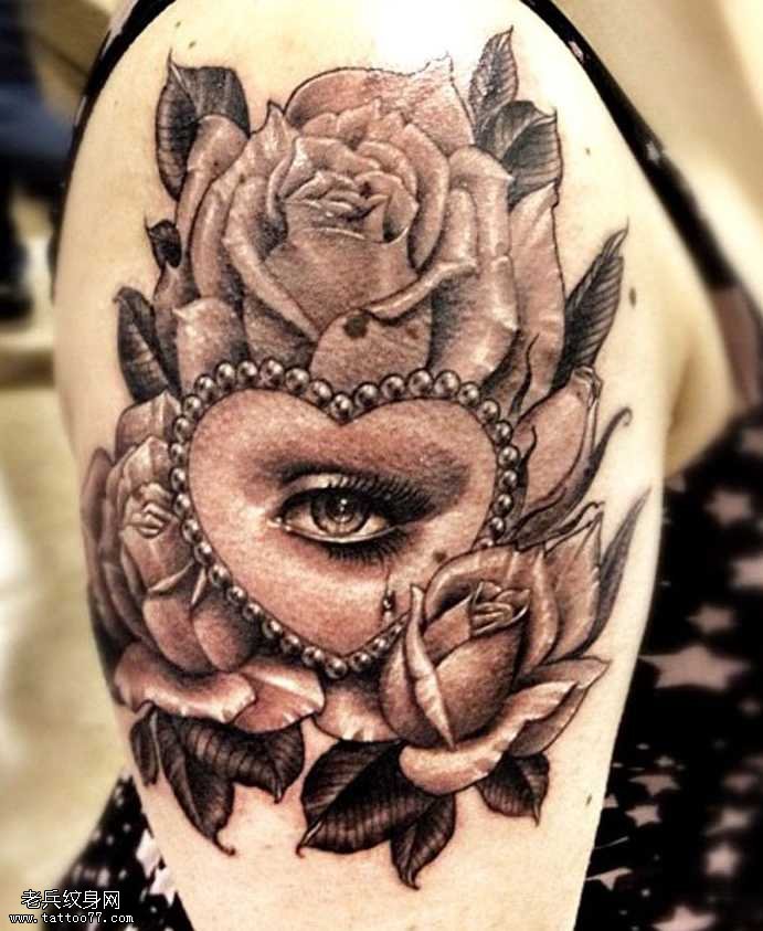 胳膊上的爱心玫瑰纹身图案