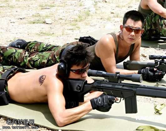 背部陈冠希纹身图案