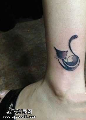 脚部一只漂亮的小猫纹身图案