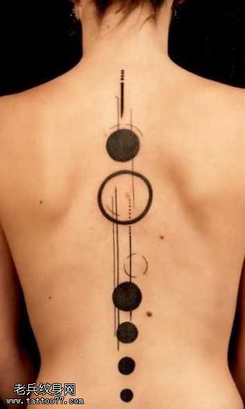 背部球图形纹身图案