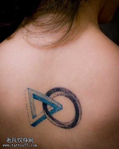 背部爱方形纹身图案