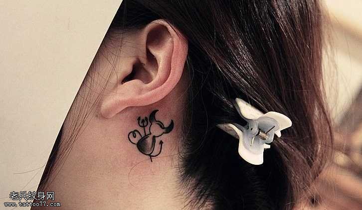 耳部小清新纹身图案