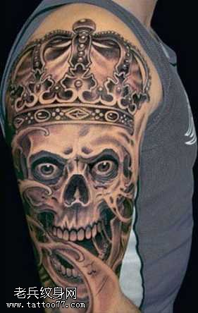 胳膊戴着王冠的骷髅纹身图案