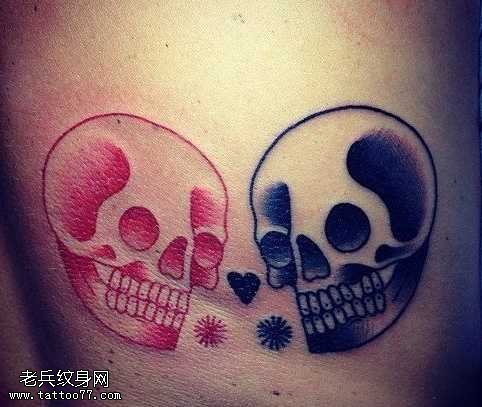 手稿彩色小骷髅头纹身图案