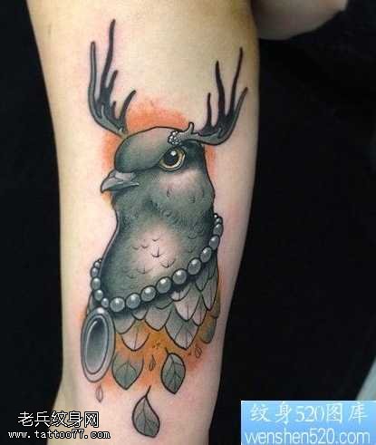 手臂鹿鸟纹身图案