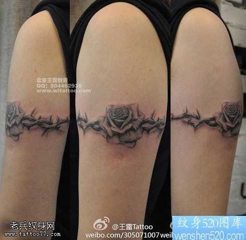 胳膊玫瑰纹身图案