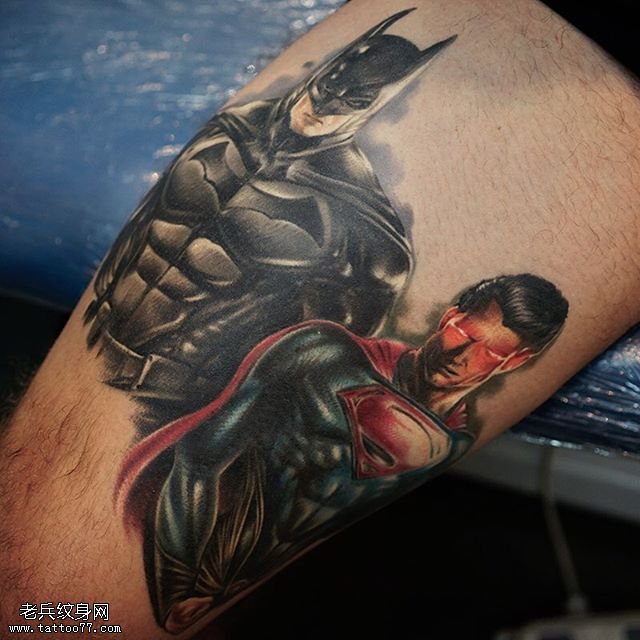 大腿部的超人纹身图案