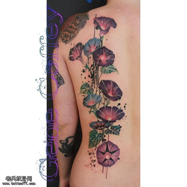 背部彩绘的牵牛花纹身图案