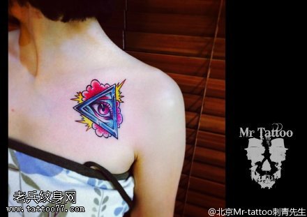 肩膀彩绘三角眼睛纹身图案