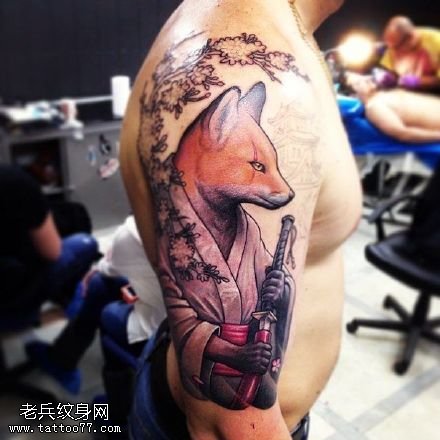 肩膀狗像纹身图案