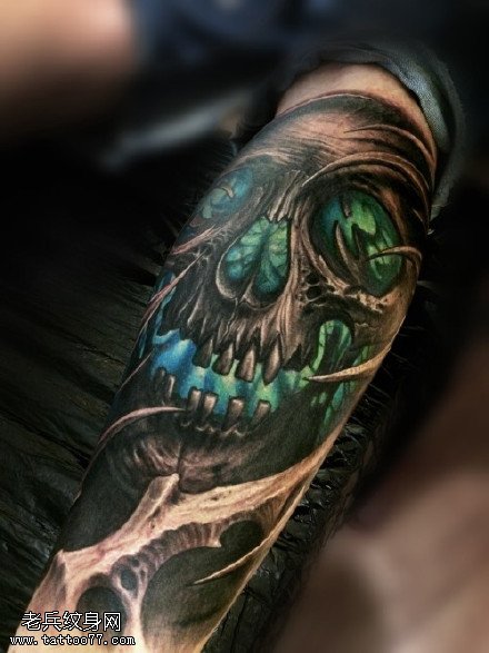 大腿惊悚逼真的骷髅纹身图案