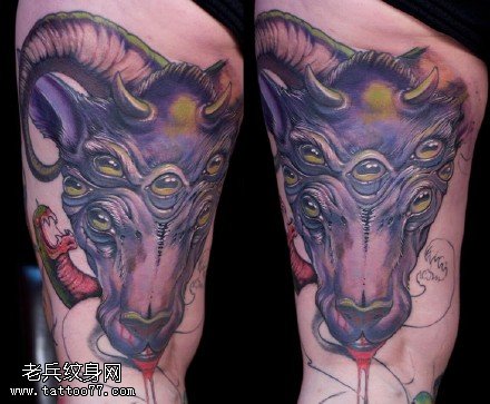 大腿上密集的眼睛纹身图案