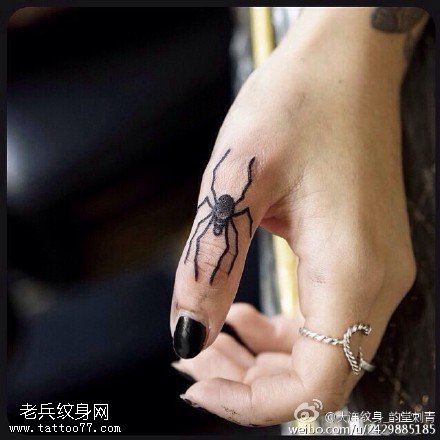 手指上的蜘蛛纹身图案