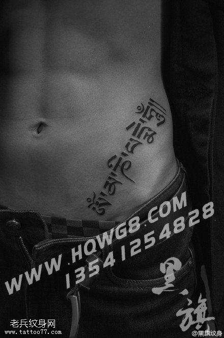 腹部的梵文纹身图案